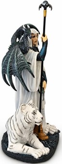 DEKORATION TIL STUEN. Polyresin figur af Troldmand med hvid tiger