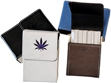 ETUI TIL CIGARETPAKKE. Elegant cigaretetui med magnetisk lukning