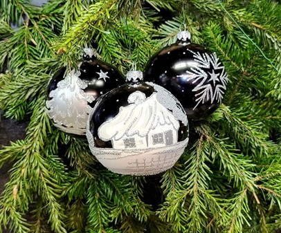 Sort glas julekugler fra Polen med sølve vintermotiver, Ø 10 cm 6 stk