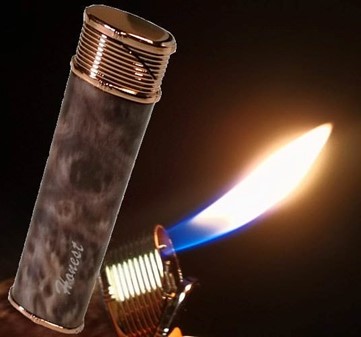 GAVEØNSKER TIL KVINDER. Smuk lighter i brun, ikke kun til hende