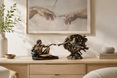 Skabelsen af Adam. Klassisk Bronzeskulptur, der ånder liv i dit hjem