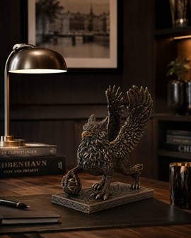 En grif figur. Bronzefigur af et af de mest kendte fabeldyr i verden