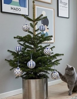Glas juletræskugle i porcelænhvid med et blåt mønster. Ø 8 cm. 6 stk