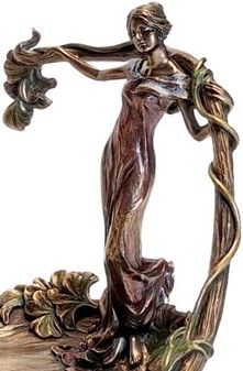 DEKORATIV FAD TIL FRUGT. Fad med figur af pige, der holder rotting
