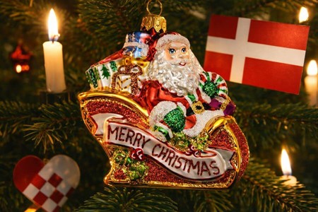 Julefigur. Fantastisk glasfigur af julemanden i slæde til juletræ