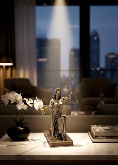Eksklusiv Justitia figur. Perfekt gave til jurister og nyuddannet