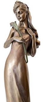 BRYLLUPSFIGURER. Smuk bronze skulptur af brudepige med lilje
