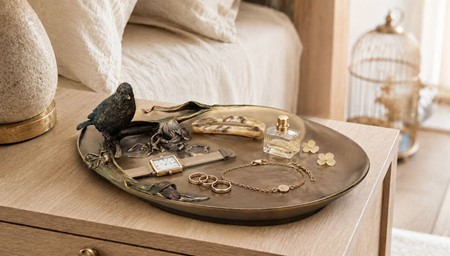 Elegant Art Nouveau pyntefad med fugl. Perfekt til stilfuld dekoration