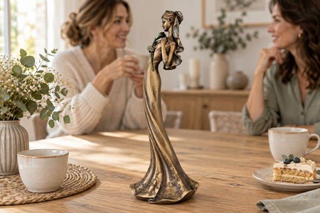 BRYLLUPSFIGURER. Smuk bronze skulptur af brudepige med lilje
