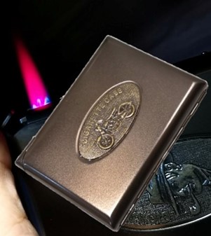 BILLIGE GAVER. Metal cigaretetuier til 20 cigaretter med lighter