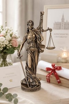 GAVE TIL JURIST. Eksklusiv bronze figur af Justitia gudinde