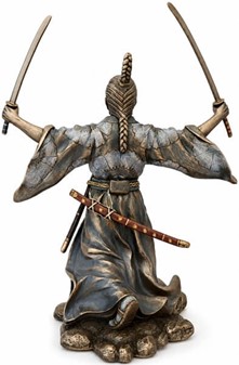 SAMURAI FIGUR. Bronze skulptur af japansk kriger med to sværd