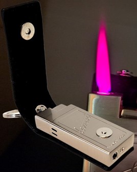 GAVE TIL MANDEN. Unik lighter nøglering med rød flamme i laveste pris