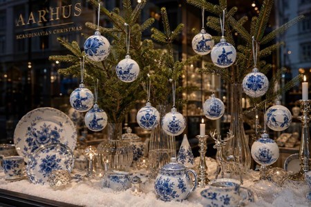 Juledekorationer i glas. Julekugler i porcelæn hvid med blå blomster