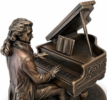 STUE INDRETNING. Unik og realistisk skulptur af Mozart ved klaveret