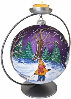 Violet stor julekugle mat med snemand og vinterlandskab. Ø 15 cm
