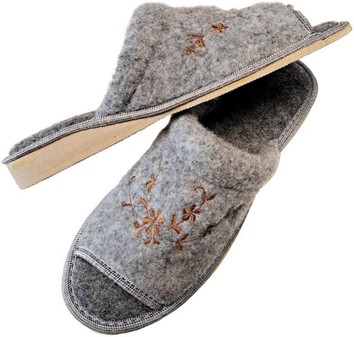 Filt dame tøfler med broderi. Hygge med stil til næsten ingenting
