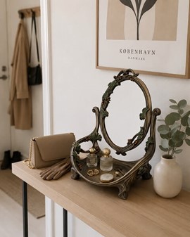 Sminkebord med roterende spejl i Art Nouveau. Til den stilfulde kvinde