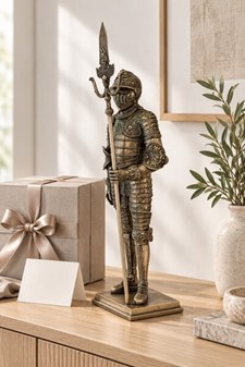 Bronzefigur af middelalderridder i fuld rustning med hellebard