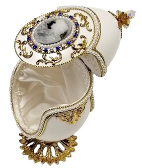 PERFEKT GAVE TIL SVIGERMOR. Lille smykkeopbevaring i Fabergé æg-stil