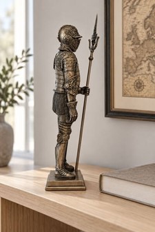 Bronzefigur af middelalderridder i fuld rustning med hellebard