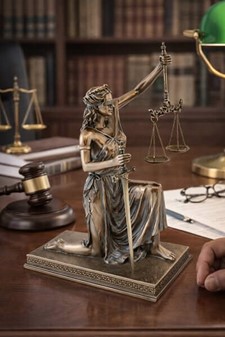 Eksklusiv Justitia figur. Perfekt gave til jurister og nyuddannet