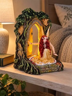 Magisk Fe-Statuette. Polyresin Figur af Smuk Fe ved Lysende Skovdør