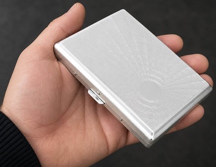 Cigaretetui i metal. Billigt, stilfuldt, perfekt til lange cigaretter