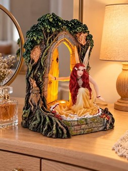 Magisk Fe-Statuette. Polyresin Figur af Smuk Fe ved Lysende Skovdør
