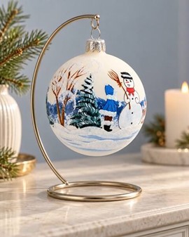 Julekugle glas i hvid mat og et vinterlandskab med en snemand. Ø 10 cm