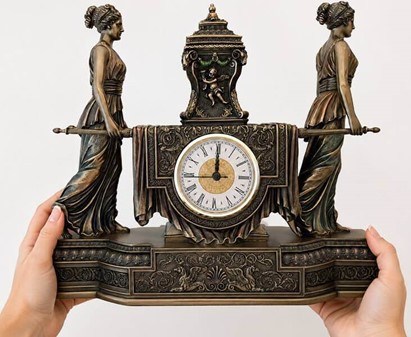 INSPIRATION TIL INDRETNING. Imponerende Art Deco ur i bærestol form