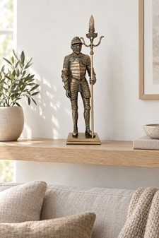 Bronzefigur af middelalderridder i fuld rustning med hellebard