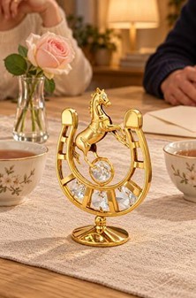 Forgyldt hestesko med Swarovski-krystaller. For heldigvis