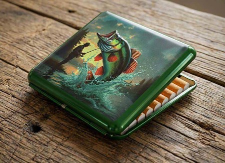 Cigaret etui Metal til Fisker. Gaveidé med detaljeret fiskerimotiv