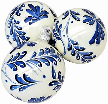 Polske julekugler i porcelænhvid med blå blomstermotiv. Ø 8 cm. 6 stk