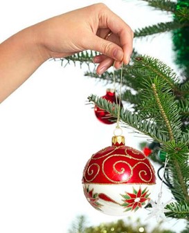Eksklusive julekugler i rødt og hvidt. Klassisk pynt med glimt i øjet