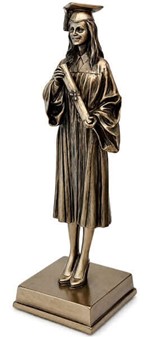 Kandidatgave til hende. Bronzefigur af pige i universitetshue og kappe