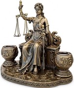 Siddende Justitia med en balancevægt og et sværd. En unik lysestage