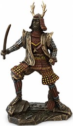 JAPANSK SAMURAI. Figur af ridder i traditionelt kostume med katana