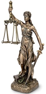GAVE TIL ADVOKAT. En lille figur af gudinden Justitia. Gave til jurist