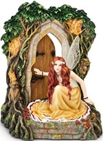 Magisk Fe-Statuette. Polyresin Figur af Smuk Fe ved Lysende Skovdør