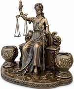 Siddende Justitia med en balancevægt og et sværd. En unik lysestage