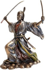 SAMURAI FIGUR. Bronze skulptur af japansk kriger med to sværd