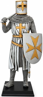 HISTORISK FIGUR. Stående crusader figur med økse og skjold
