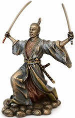 SAMURAI FIGUR. Bronze skulptur af japansk kriger med to sværd