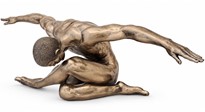 FIGUR MAND. Flot bronzeskulptur af nøgen mand i kunstnerisk stilling
