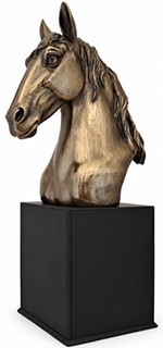 HESTEHOVED PÅ PIEDESTALEN. Visuelt imponerende figur  til hesteelskere