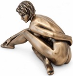 PERFEKT GAVE TIL MÆND. Bronze nøgenstudie af ung sidende kvinde